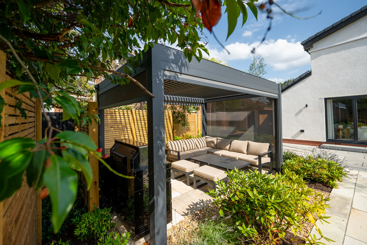Como pergola installed in a customer garden