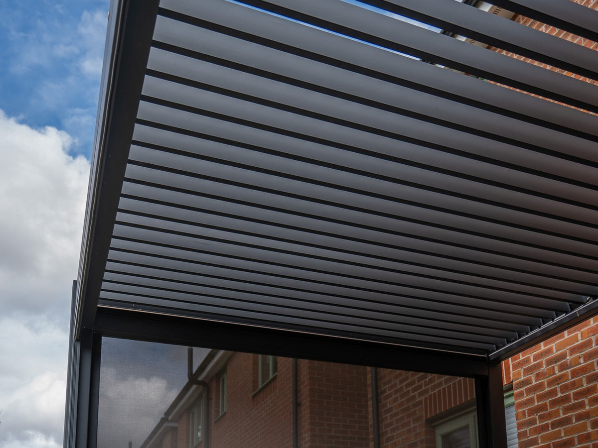 Detail of the Como louvred roof and pergola side screen
