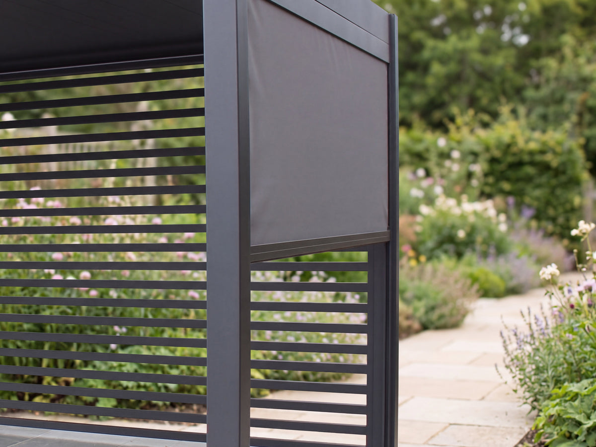 Close-up of the Como post, partially lowered roller screen and horizontal aluminium slats.