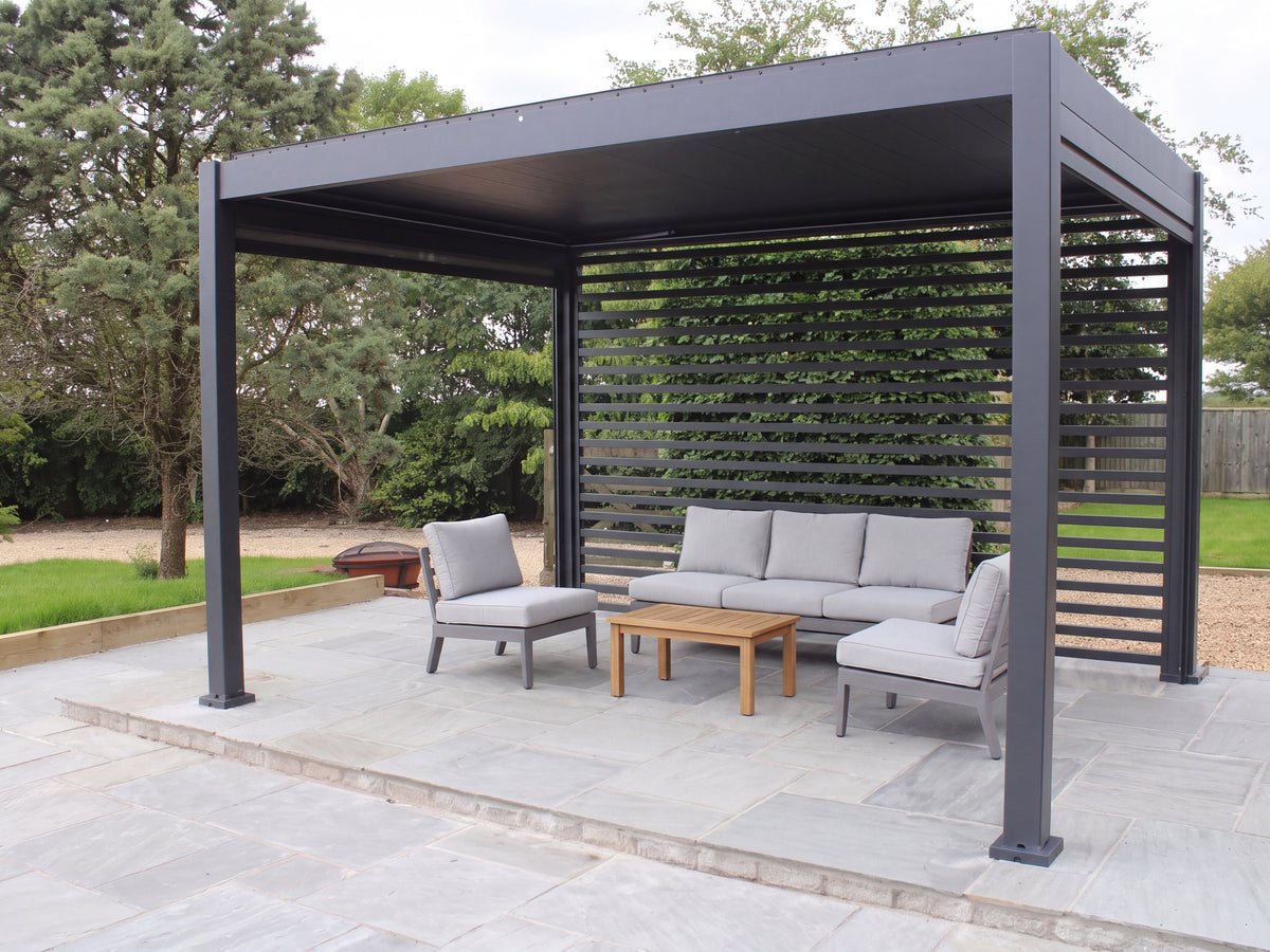 Como pergola lounge with a slatted side wall