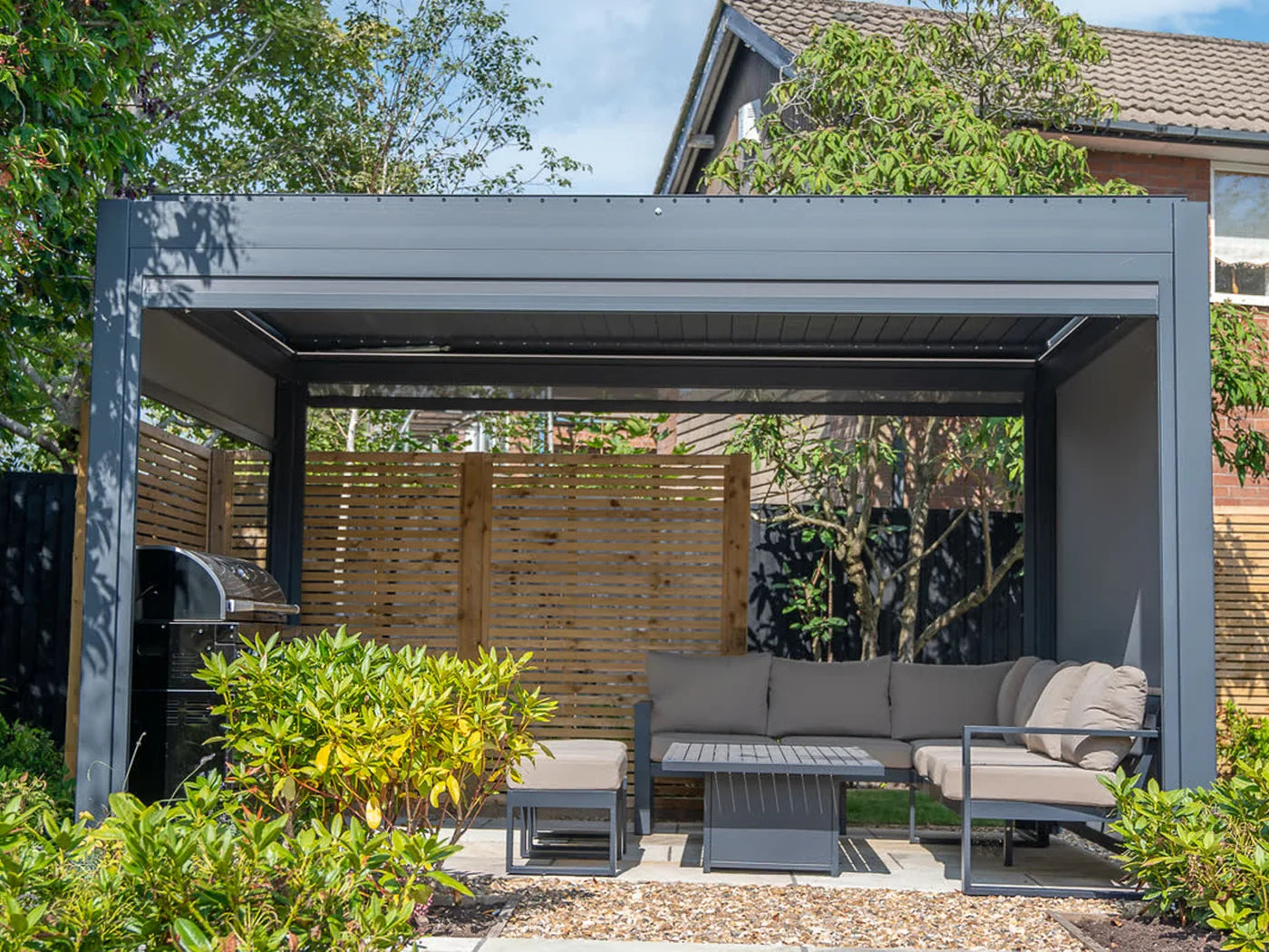 Como pergola with lounge seating in a planted customer garden
