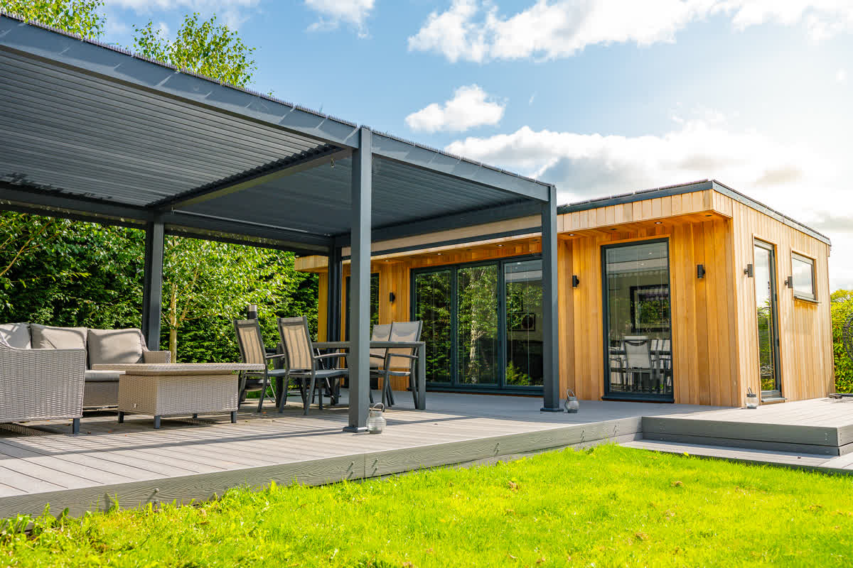 Tora pergola in a real customer garden