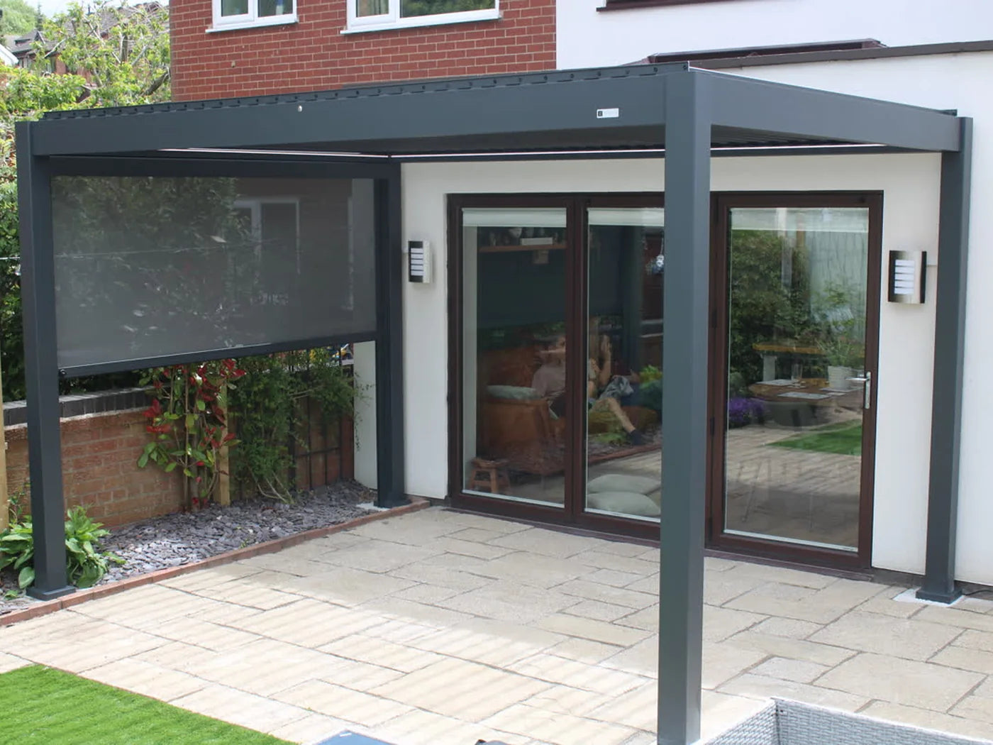Como pergola with a side screen in a customer courtyard