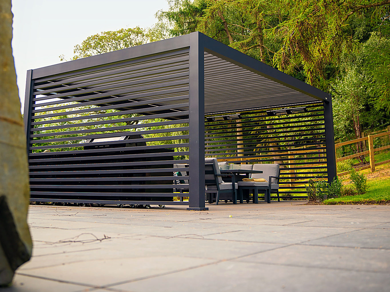 Fixed aluminium slatted walls in a real LuxSol pergola installation